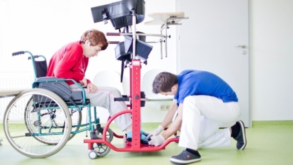 Udar mózgu – znaczenie wczesnej rehabilitacji w powrocie do zdrowia Zdrowie, LIFESTYLE - Szacuje się, że rocznie na świecie to schorzenie dotyka około 15 milionów osób. Jest to jedna z najczęściej występujących przyczyn umieralności. Konsekwencje udaru mózgu można jednak zmniejszyć, a nawet odwrócić, dzięki natychmiast podjętej rehabilitacji.