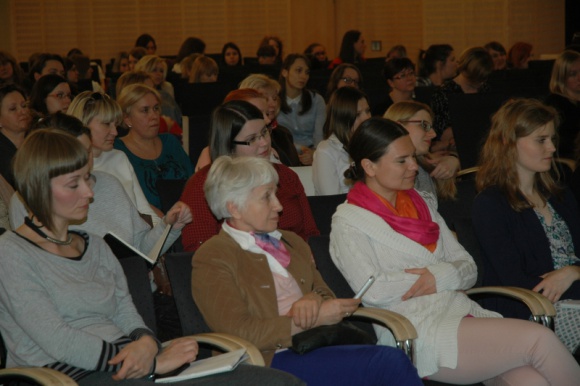 250 osób podczas I Konferencji Instytutu Położnej w Warszawie Zdrowie, LIFESTYLE - Blisko 250 kobiet – położnych, studentek położnictwa, lekarek, doradczyń laktacyjnych, doul, psycholożek, fizjoterapeutek, logopedek i matek spotkało się podczas I Konferencji Instytutu Położnej w Warszawie.