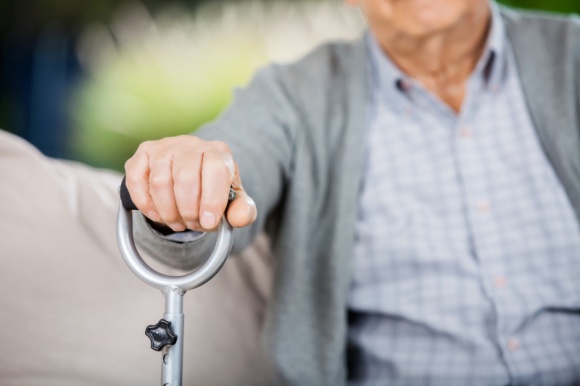 Upadki wśród seniorów Zdrowie, LIFESTYLE - 30% Polaków w wieku powyżej 65 lat co najmniej raz w roku doznaje upadku. Zaobserwowano, że u połowy osób, które mają takie zdarzenie za sobą, pojawia się tzw. lęk antycypacyjny, czyli obawa przed kolejnym upadkiem.
