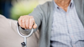 Upadki wśród seniorów Zdrowie, LIFESTYLE - 30% Polaków w wieku powyżej 65 lat co najmniej raz w roku doznaje upadku. Zaobserwowano, że u połowy osób, które mają takie zdarzenie za sobą, pojawia się tzw. lęk antycypacyjny, czyli obawa przed kolejnym upadkiem.