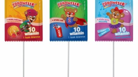Zdrowisie® Vitamisiaczki – pyszne lizaki w nowych smakach dla zdrowia dziecka Zdrowie, LIFESTYLE - Od niedawna można dostać w aptekach nowe smaki lizaków Zdrowisie® Vitamisiaczki z dziesięcioma witaminami. Do lubianych przez dzieci malinowo-pomarańczowych dołączyły pyszne lizaki o smaku coli i gumy balonowej.