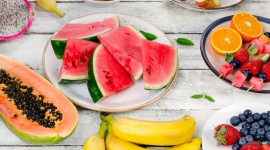 Więcej niż nawodnienie. Po jakie produkty sięgać w upalne dni. Zdrowie, LIFESTYLE - Po jakie produkty powinniśmy częściej sięgać w upalne dni, by z dobrym samopoczuciem móc w pełni korzystać z uroków lata?