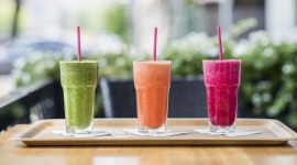 Owocowo mi w COSTA COFFEE Zdrowie, LIFESTYLE - Za oknami lato w pełni, a sezon na świeże owoce i warzywa trwa. Warto wykorzystać ich walory odżywcze i smakowe w codziennych posiłkach. Dlatego dla miłośników warzyw i owoców COSTA COFFEE przygotowała orzeźwiającą niespodziankę.