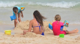 Urlop z dzieckiem – jak się do niego przygotować? Zdrowie, LIFESTYLE - W długie, zimowe wieczory bez wątpienia najczęściej marzymy o… wakacjach! Jednak zwykle tuż przed samym wyjazdem, a zwłaszcza przed pierwszą podróżą z małym dzieckiem, zaczynają ogarniać nas wątpliwości, czy aby na pewno jesteśmy odpowiednio przygotowani.