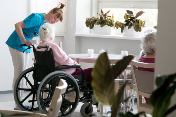 Będzie prosty test na ryzyko wystąpienia alzheimera? Zdrowie, LIFESTYLE - To, jak szybko chodzisz i jaką masz siłę uścisku dłoni, może wskazywać, czy należysz do grupy ryzyka. Wyniki najnowszych badań Boston University School of Medicine otwierają możliwości opracowania łatwego i taniego testu.