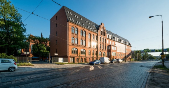 Opieka w domu czy w centrum seniora? Co kosztuje więcej? Zdrowie, LIFESTYLE - Analizujemy wydatki związane z opieką nad osobą starszą krok po kroku, biorąc pod uwagę koszty jednorazowe, stałe i ukryte. Czy opieka w domu jest rozwiązaniem tańszym niż pobyt w prywatnym centrum seniora? W jakim stopniu można porównać zakres opieki w obu tych przypadkach?