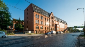 Opieka w domu czy w centrum seniora? Co kosztuje więcej? Zdrowie, LIFESTYLE - Analizujemy wydatki związane z opieką nad osobą starszą krok po kroku, biorąc pod uwagę koszty jednorazowe, stałe i ukryte. Czy opieka w domu jest rozwiązaniem tańszym niż pobyt w prywatnym centrum seniora? W jakim stopniu można porównać zakres opieki w obu tych przypadkach?