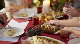 Jak zdrowo przeżyć Święta? Zdrowie, LIFESTYLE - Okres Świąt Bożego Narodzenia to bez wątpienia czas szczególny… Te dni to dla większości z nas okazja do przebywania z bliskimi, a jednocześnie swego rodzaju uczta w wymiarze duchowym.
