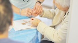 Co alzheimer robi z ciałem? Zdrowie, LIFESTYLE - To proces degeneracji mózgu, ale ma wpływ również na pracę mięśni czy zmysły węchu i smaku. Przedstawiamy, w jaki sposób oddziałuje na ciało człowieka w różnych stadiach choroby.