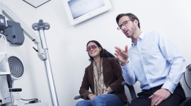 Okulista, optometrysta, optyk?kto najlepiej zdiagnozuje wzrok i dobierze okulary Zdrowie, LIFESTYLE - Zakłady optyczne kuszą błyskawicznymi ofertami na „okulary w godzinę”, a sklepy internetowe prześcigają się w ofertach na gotowe okulary – nierzadko po bardzo atrakcyjnych cenach.