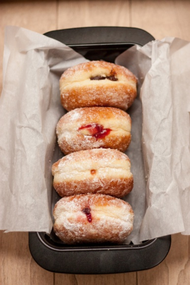 Czy tłusty czwartek może zagrozić Twojej diecie? Zdrowie, LIFESTYLE - Prawie każdy z nas, a w szczególności osoby na diecie, przeliczają pączki na ilość kalorii. Czy zjedzenie słodkości w tym dniu może zaprzepaścić całą dietę? Na to pytanie odpowiada Małgorzata Perczak - doświadczony dietetyk.