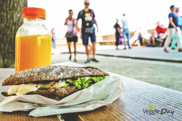 Zdrowa i aktywna wiosna Zdrowie, LIFESTYLE - Wiosną więcej czasu spędzamy na dworze, wyjeżdżamy na weekendy, jeździmy na rowerze. Planując wycieczkę warto zabrać ze sobą coś zdrowego i smacznego.