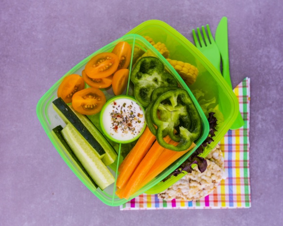 Tofu, owoce morza, sery i grillowane mięso, czyli co uczniowie jedzą na stołówka Zdrowie, LIFESTYLE - Szkolna stołówka, a w niej serwowane ryby, warzywa, sery i wodorosty. To nie menu wykwintnej restauracji, ale obiady serwowane na szkolnych stołówkach na całym świecie.