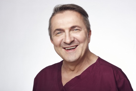Medycyna estetyczna dla pacjentek po chorobie nowotworowej Zdrowie, LIFESTYLE - O tym, że choroba nowotworowa nie musi oznaczać rezygnacji z kobiecości i dobrego samopoczucia opowiada kierownik medyczny Kliniki ESTELL – dr n. med. Krzysztof Jakubowski, certyfikowany lekarz medycyny estetycznej i specjalista z zakresu chirurgii onkologicznej.