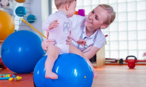 Kiedy należy rozważyć rehabilitację neurologiczną dziecka? Poradnik dla rodziców