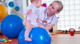 Kiedy należy rozważyć rehabilitację neurologiczną dziecka? Poradnik dla rodziców Zdrowie, LIFESTYLE - Trudności z zasypianiem, nadmierne lub obniżone napięcie mięśniowe, drżenia kończyn, czy też niepewny sen – to tylko niektóre z objawów, które mogą świadczyć o problemach neurologicznych w przypadku niemowlęcia lub starszego dziecka.