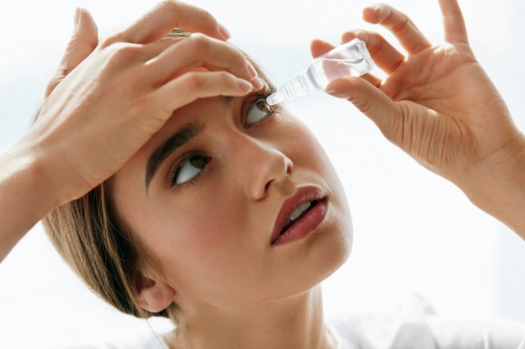 Alergiczne zapalenie spojówek – co warto o nim wiedzieć? Zdrowie, LIFESTYLE - Zwykle zaczyna się z pozoru niegroźnie: oczy pieką i swędzą, prowokując nas do ich pocierania. Później dochodzi do tego opuchlizna błony śluzowej gałki ocznej, zaczerwienienie i podrażnienie oczu, stopniowe narastanie świądu i wreszcie światłowstręt.