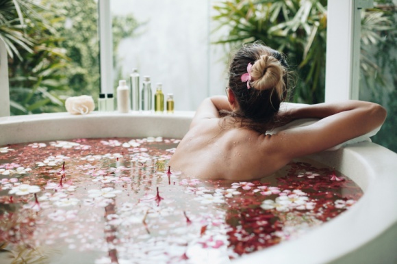Letnie wellness w domowym zaciszu Zdrowie, LIFESTYLE - Choć angielskie słowo „wellness” oznacza po prostu bycie zdrowym, w języku polskim określa się nim raczej stan równowagi umysłu, ciała i ducha, dający uczucie dobrobytu. Nazywa się tak również wszelkie zabiegi pomagające uzyskać ten stan. Część z nich można przeprowadzić w domu.
