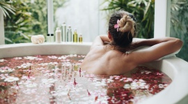 Letnie wellness w domowym zaciszu Zdrowie, LIFESTYLE - Choć angielskie słowo „wellness” oznacza po prostu bycie zdrowym, w języku polskim określa się nim raczej stan równowagi umysłu, ciała i ducha, dający uczucie dobrobytu. Nazywa się tak również wszelkie zabiegi pomagające uzyskać ten stan. Część z nich można przeprowadzić w domu.