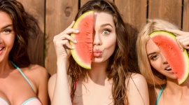 Wakacje? Tak, ale nie od zdrowego żywienia [5 PORAD] Zdrowie, LIFESTYLE - Jak sprawić, by szczupła sylwetka nie stała się tylko wakacyjnym wspomnieniem? Pod lupę bierzemy 5 najczęstszych urlopowych grzechów żywieniowych. Dowiedz się, czy diety cud działają, kiedy ryba z kurortu jest zdrowa oraz jakimi przysmakami zastąpić gofry i lody. Ekspert radzi.