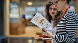 Podsumowanie akcji Weź owoc. Jedz zdrowo. Żyj dobrze Zdrowie, LIFESTYLE - W pierwszym tygodniu września, na terenie trzech warszawskich biurowców – Błękitny Wieżowiec, Athina Park oraz FOCUS – został zrealizowany projekt edukacyjny pod hasłem: „Weź owoc. Jedz zdrowo. Żyj dobrze.”.Poniżej przedstawiamy krótkie podsumowanie z akcji.