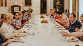 Zdrowa dieta dla seniorów Zdrowie, LIFESTYLE - Na kolejnych warsztatach w Akademii Smaku Sokołów, w wyjątkowej atmosferze Dworu Ziemiańskiego w Woli Suchożebrskiej, blogerzy wraz z bliskimi osobami poznawali zasady właściwego żywienia seniorów.