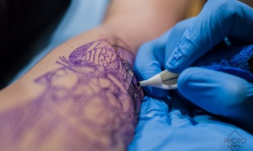 Najczęstsze powikłania po zabiegu tatuażu – jak się przed nimi uchronić?