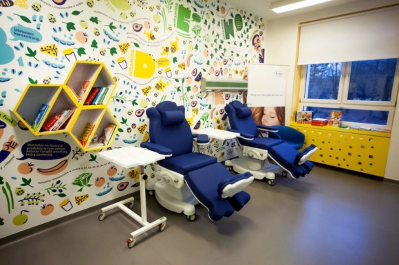 Edukacyjna sala podań leków dla dzieci otwarta w Warszawie Zdrowie, LIFESTYLE - Wyjątkowy program edukacyjny „Nauka ratuje życie”– mali pacjenci w Warszawie poznają fascynujący świat medycyny i nauki.