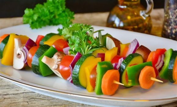 Dietetyczne barbecue - czyli jak grillować smacznie i zdrowo? Zdrowie, LIFESTYLE - Okres wakacji niemal każdemu kojarzy się z wypoczynkiem, spotkaniami z przyjaciółmi i dobrym jedzeniem.