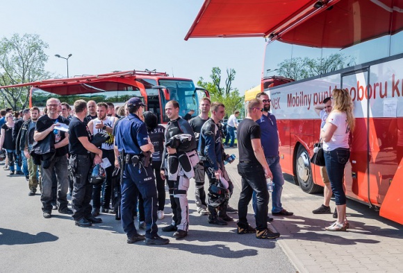 Oddaj krew, podaruj życie przy Magnolia Park Zdrowie, LIFESTYLE - By oddać krew i uratować choć jedno istnienie, wystarczy przyjść w sobotę 4 sierpnia przed Magnolia Park. Czerwony krwiobus RCKiK będzie tu czekał na „honorowych krewniaków” od godziny 12.00 do 16.00.