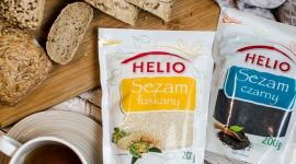 Nasiona sezamu HELIO w zdrowej diecie Zdrowie, LIFESTYLE - Popularne w kuchni Dalekiego Wschodu nasiona sezamu stanowią dziś ważny składnik naszego codziennego menu. Sezam biały łuskany, a teraz także Sezam czarny w gamie bakalii HELIO, ze względu na swoje dobroczynne właściwości powinien być na stałe obecny w każdej zdrowej diecie!