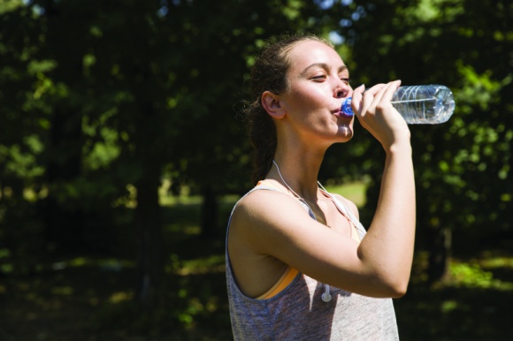 Odpowiednie nawodnienie sprzymierzeńcem w dbaniu o zdrową sylwetkę Zdrowie, LIFESTYLE - Jest podstawą odpowiednio zbilansowanej diety oraz zdrowych nawyków żywieniowych. Woda, bo o niej mowa, pozytywnie wpływa na nasze zdrowie oraz jest sprzymierzeńcem w zachowaniu szczupłej sylwetki.