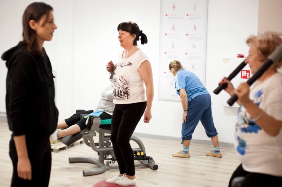 Słuchaczki Uniwersytetu Trzeciego Wieku ćwiczą w Mrs. Sporty za darmo Zdrowie, LIFESTYLE - O tym, że o zdrowie i dobre samopoczucie trzeba dbać zawsze niezależnie od wieku nie trzeba nikogo przekonywać.