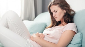 Comiesięczna dawka trucizny, czyli jak szkodzą popularne tampony i podpaski Zdrowie, LIFESTYLE - Kojarzą się z komfortem, świeżością, sterylnością, a tymczasem – są pełne chemii i trują! Dowiedz się, dlaczego należy unikać szkodliwych substancji znajdujących się w składzie środków higieny intymnej z wielkich fabryk.