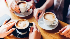 Rusza „stomaCAFE” – nowa inicjatywa Fundacji STOMAlife startuje w Warszawie Zdrowie, LIFESTYLE - W ramach trwającej kampanii społecznej „Stomia – symbol zwycięstwa”, Fundacja Stomalife zaprasza na cykl spotkań przy kawie, podczas których każdy, kto chce dowiedzieć się więcej na temat stomii może w nieformalnej atmosferze to uczynić.