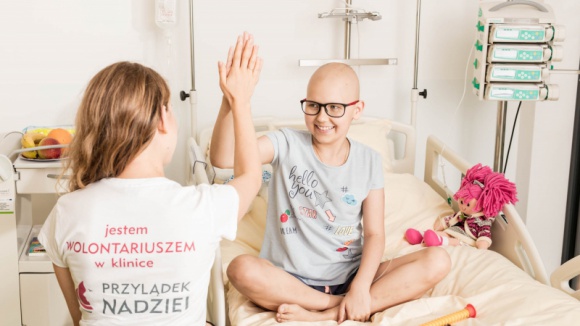 Ile warte jest życie? Historie Sary i Stasia Zdrowie, LIFESTYLE - 4 lutego to Światowy Dzień Walki z Rakiem. Jeszcze trzydzieści lat temu z choroby nowotworowej udawało się wyleczyć zaledwie co piąte dziecko. Dziś te proporcje są odwrotne. Nawet 85 procent dzieci wraca do zdrowia.
