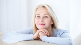 Jak rozpoznać pierwsze objawy menopauzy i jak sobie z nimi radzić Zdrowie, LIFESTYLE - Nieregularne miesiączkowanie, towarzyszące mu krótkotrwałe uderzenia gorąca, zmiany nastroju, kłopoty ze snem. To pierwsze sygnały, że w organizmie kobiety zaczynają zachodzić zmiany, rozpoczynające okres przekwitania.