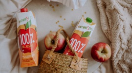 Czy sok dostępny w sklepie może być porcją warzyw lub owoców? Zdrowie, LIFESTYLE - W wielu krajach europejskich sok jest uznawany za jedną z zalecanych porcji owoców lub warzyw, podobnie jest w Polsce. Dr inż. Katarzyna Stoś prof. nadzw. IŻŻ – wyjaśnia, dlaczego wszystkie soki, także te, które kupujemy w sklepach mogą stanowić uzupełnienie codziennej diety.