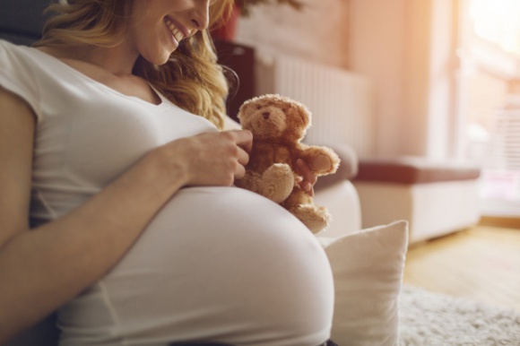 Fizjoterapia w ciąży i po porodzie – kiedy zgłosić się do specjalisty? Zdrowie, LIFESTYLE - Ciąża to okres ogromnych zmian w życiu, a także w ciele kobiety. Coraz większy brzuch zmienia środek ciężkości, co stanowi niemałe obciążenie kręgosłupa, szczególnie dla jego dolnej części oraz kończyn. Kiedy zgłosić się do specjalisty?