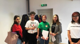 KORONAWIRUS. Szkolni wolontariusze gotowi do pomocy Zdrowie, LIFESTYLE - Wolontariusze ze szkolnego koła wolontariatu Zespołu Szkół Społecznych Fundacji Edukacji „Fabryczna 10” organizują się, by pomagać osobom potrzebującym także w trudnych czasach epidemii. I są gotowi wspierać ich na różne sposoby.