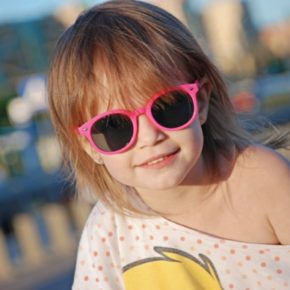 Dziecko na plaży – jak skutecznie chronić wzrok naszej pociechy?
