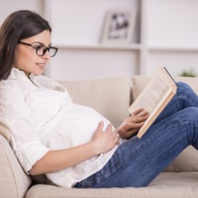 Przyszła mama w okularach – czyli jak ciąża wpływa na jakość widzenia?