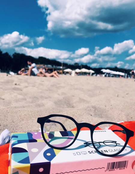 Powrót na studia i zdrowe oczy Zdrowie, LIFESTYLE - Po upalnym lecie i beztroskich wakacjach nieubłaganie powraca jesień. Liście powoli spadają z drzew, dni robią się coraz krótsze, a my w pełni powracamy do codziennych obowiązków.