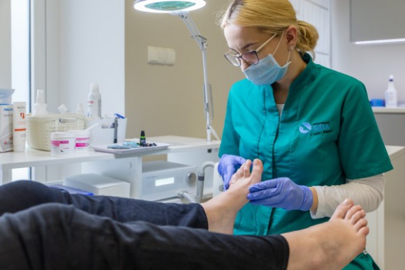 Gdy wrastający paznokieć nie daje żyć Zdrowie, LIFESTYLE - Większość pacjentów mających problem z wrastającymi paznokciami udaje się prosto do chirurga. To błąd. Procedury medyczne są jednoznaczne – mają przynieść natychmiastową ulgę. Zazwyczaj więc kończy się na wyrwaniu paznokcia.