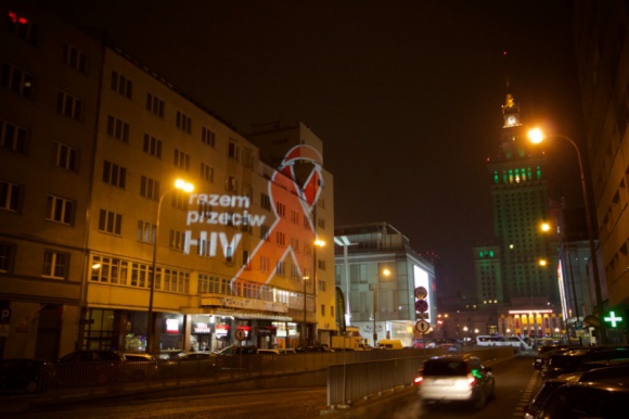 Polak nie wie, co to HIV Zdrowie, LIFESTYLE - Poziom wiedzy o HIV jest w Polsce niski. Nie badamy się i często nie wiemy, jak wirus się przenosi. Zapomnieliśmy o czasach, gdy epidemia była na pierwszych stronach gazet. Z okazji Światowego Dnia AIDS o zagrożeniu przypominać będzie czerwona kokardka wyświetlana w stolicy.