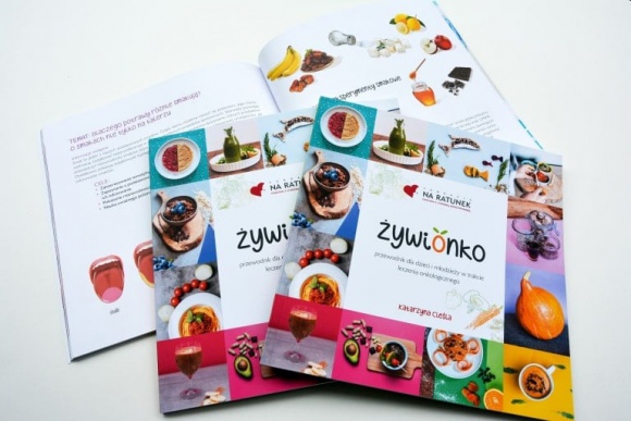 „ŻywiOnko” – pyszny i zdrowy przewodnik kulinarny dla dzieci i młodzieży Zdrowie, LIFESTYLE - Wyjątkowa, kolorowa i niezwykle praktyczna – taka właśnie jest książka kulinarna autorstwa psychodietetyczki, Katarzyny Cieśli. Powstała z myślą o małych pacjentach szpitali onkologicznych, ale przyda się wszystkim rodzicom, którym zależy na zdrowym odżywianiu dzieci.