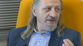 Od mikstury do e-booka Zdrowie, LIFESTYLE - Jest sennym koszmarem lekarzy i farmaceutów. Wpisuje się w modę na bycie „eco” i „slow”, mimo że sam przypomina bardziej podstarzałego hipisa niż hipstera z Miasteczka Wilanów. Chodzi o Józefa Słoneckiego, bioenergoterapeutę i propagatora zdrowia bez tabletek.