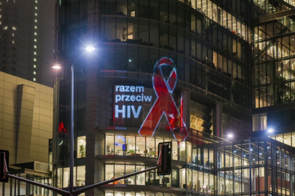 Przejazd czerwonej kokardki ulicami stolicy Zdrowie, LIFESTYLE - Czerwona kokardka na ulicach Warszawy przypomina o HIV