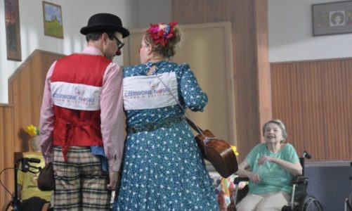 Czerwone Noski przynoszą radość seniorom razem z Fundacją TV Puls „Pod Dębem”