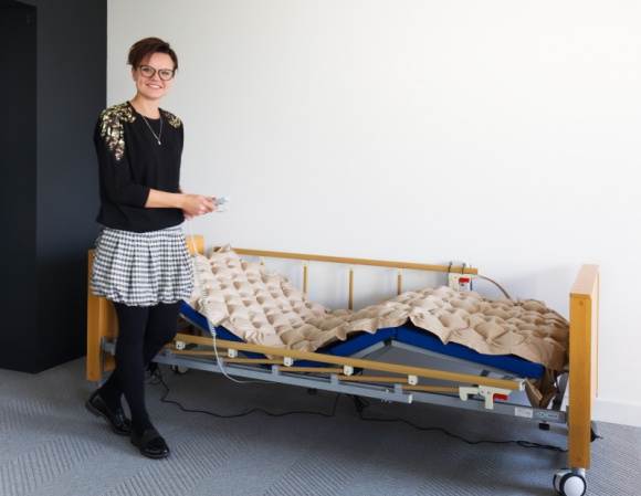 Łóżka rehabilitacyjne w asortymencie bezpłatnej wypożyczalni internetowej Zdrowie, LIFESTYLE - 1000 łóżek rehabilitacyjnych trafiło właśnie do asortymentu bezpłatnej wypożyczalni prowadzonej przez Fundację Eco Textil. Łóżka można wypożyczać na 2,3 lub 6 miesięcy z możliwością przedłużenia.